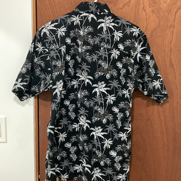Stillwater Supply Co. Men’s Short Sleeved Button Up Palm Trees and Hibiscus - Picture 4 of 5